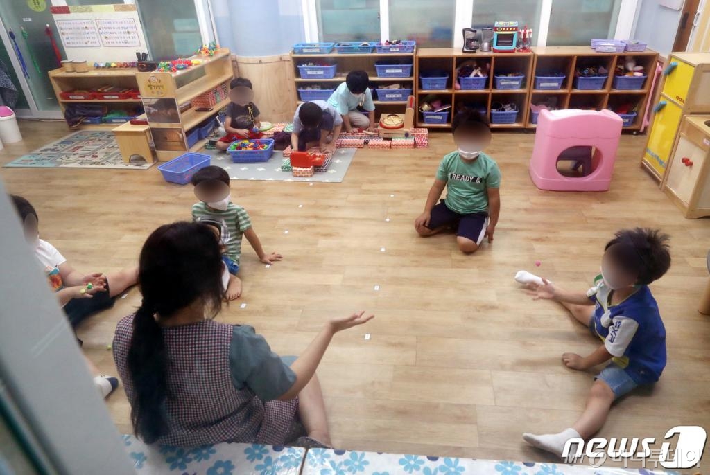 코로나19가 재확산되면서 정부가 가정 내 돌봄에 대한 지원 확대를 결정 가운데 2일 오전 대전 서구에 위치한 어린이집에서 긴급돌봄교실이 운영되고 있다. /사진=뉴스1