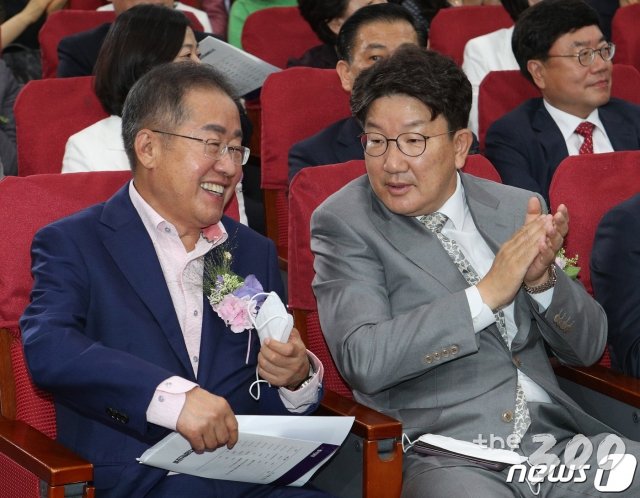 (서울=뉴스1) 신웅수 기자 = 홍준표·권성동 무소속 의원이 6월9일 오전 서울 여의도 국회 의원회관에서 열린 대한민국 미래혁신포럼 21대 국회 개원기념 특별강연에서 대화하고 있다. 2020.6.9/뉴스1