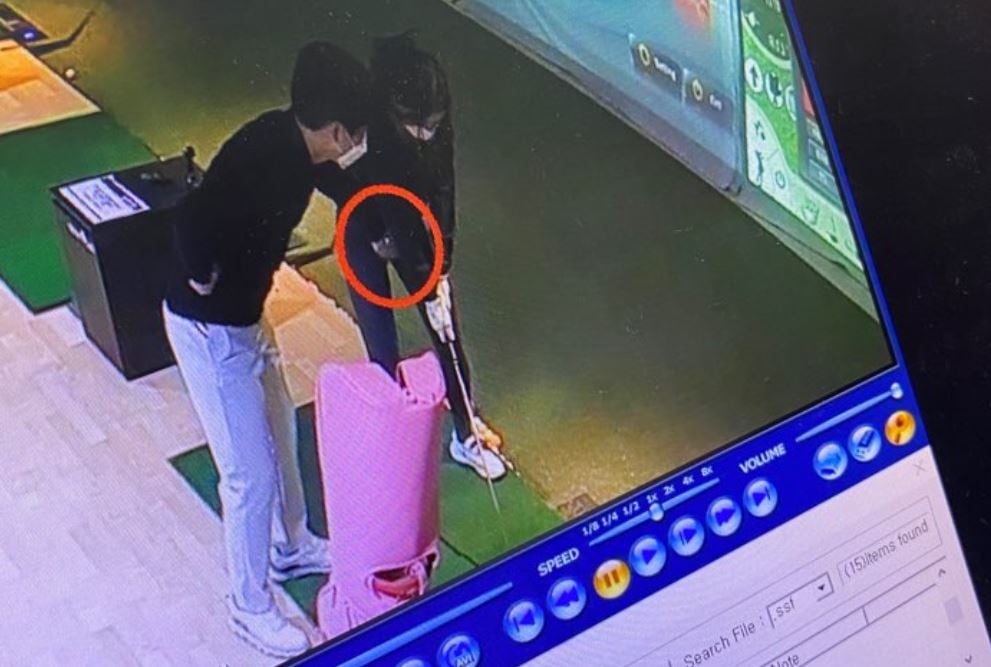 공개한 사진에는 지난 5월7일 골프 강사가 A씨의 사타구니 쪽에 손을 갖다 대는 듯한 장면이 담겼다./사진=온라인커뮤니티