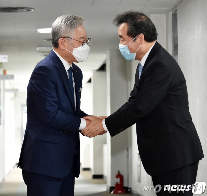 (수원=뉴스1) 조태형 기자 = 이낙연 더불어민주당 당대표 후보(오른쪽)가 30일 오전 경기도 수원시 팔달구 경기도청에서 이재명 경기도지사와 인사를 나누고 있다. 2020.7.30/뉴스1