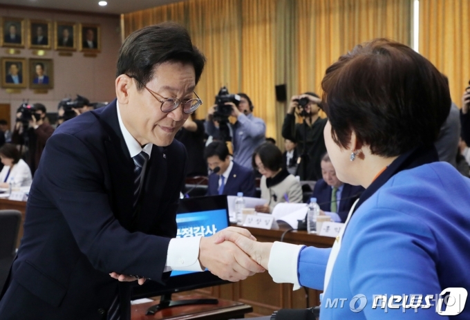 (수원=뉴스1) 조태형 기자 = 이재명 경기도지사가 18일 오전 경기도 수원시 팔달구 경기도청에서 열린 국회 행정안전위원회의 경기도에 대한 국정감사에서 증인선서를 마친 뒤 전혜갑 위원장(더불어민주당)에게 전달하고 있다. 2019.10.18/뉴스1