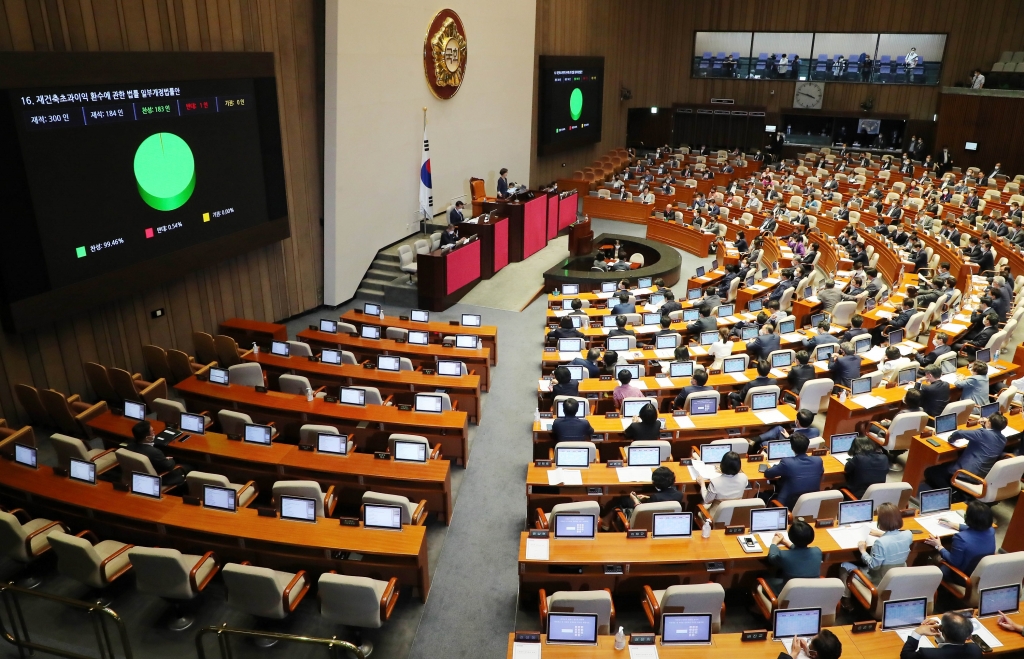 8월  오후 서울 여의도 국회에서 열린 제380회국회(임시회) 제8차 본회의에서 재건축초과이익 환수에 관한 법률 일부개정법률안이 가결되고 있다. /사진제공=뉴스1