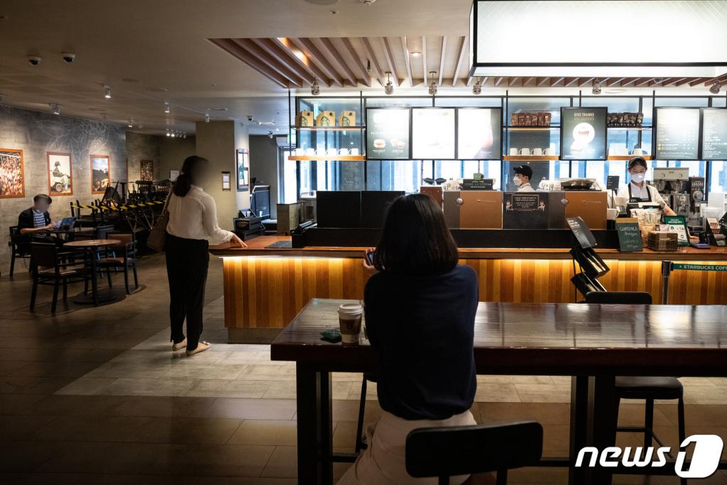 수도권 사회적 거리두기가 2단계로 완화된 14일 서울시내 한 프랜차이즈 커피전문점에서 시민들이 매장을 이용하고 있다.  /사진=뉴스1