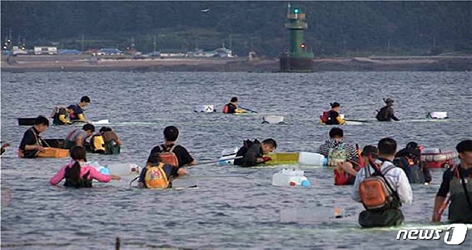 저녁 무렵 간조 시 바다에서 해루질 하는 모습© 뉴스1