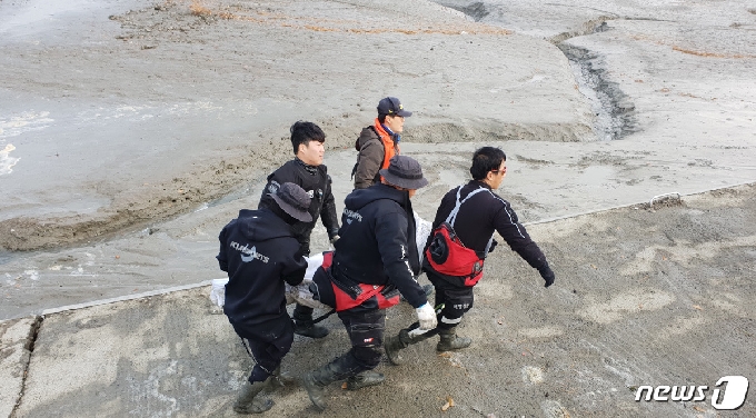야간 해루질 도중 실종된 50대 남성을 해경이 발견해 운구하고 있다© 뉴스1