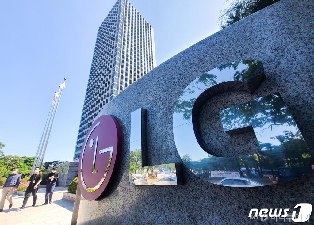 (서울=뉴스1) 허경 기자 = 일론 머스크 테슬라 최고경영자(CEO)가 LG화학의 배터리에 대한 구매량을 늘릴 예정이라고 밝혔다.  머스크 CEO는 22일 트위터에서 "배터리 데이에서 발표될 우리의 배터리는 생산량이 2022년까지는 대량 수준에 도달하지 못할 것이다"며 "한국의 LG화학, 중국의 CATL, 일본의 파나소닉(여타 업체들도 가능) 등에서 배터리 셀 구매량을 늘릴 것"이라고 밝혔다. 사진은 이날 서울 여의도 LG트윈타워 건물. 2020.9.22/뉴스1