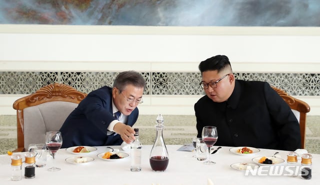 【평양=뉴시스】평양사진공동취재단 박진희 기자 = 문재인 대통령과 김정은 국무위원장이 19일 오후 평양 옥류관에서 오찬을 하다 평양소주에 대해 대화를 나누고 있다. 2018.09.19.  photo@newsis.com