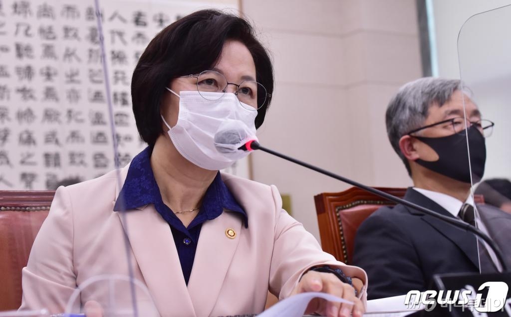 (서울=뉴스1) 박세연 기자 = 추미애 법무부 장관이 23일 서울 여의도 국회에서 열린 법제사법위원회 전체회의에서 의원들의 질의에 답변하고 있다. 2020.9.23/뉴스1