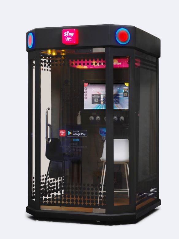 미디어코프의 모바일연계 노래부스. 강제 공기순환시스템과 소독장치를 갖췄고 모바일로 선곡과 결제가 이뤄져 코로나19 감염위험을 줄였다./사진=과기정통부