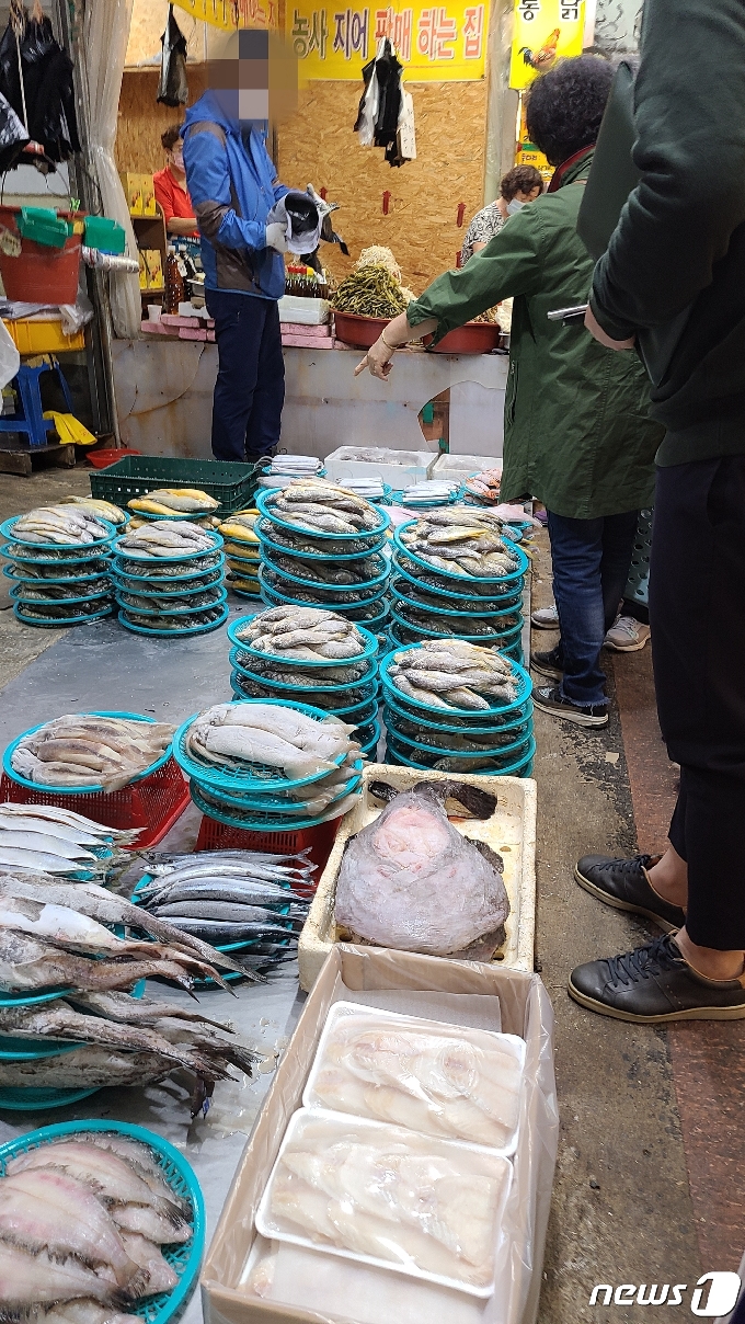 못골시장 생선가게에 모여든 손님들.© 뉴스1