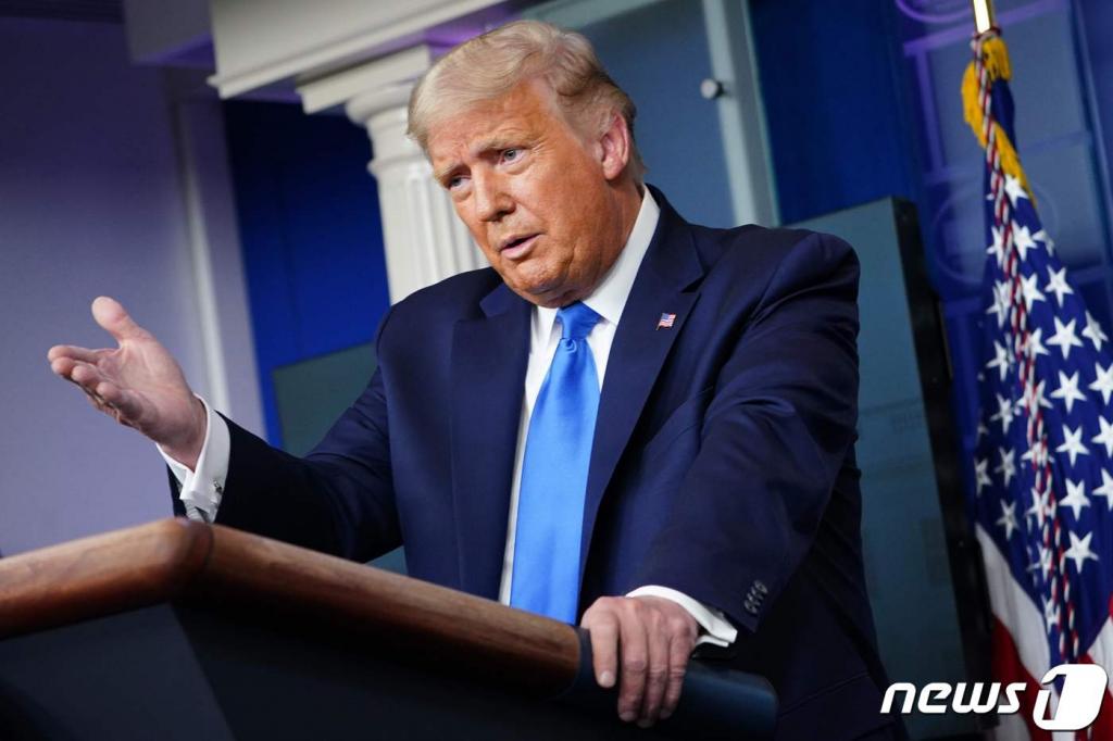 도널드 트럼프 미국 대통령이 23일(현지시간) 워싱턴 백악관 브래디룸에서 언론 브리핑을 하고 있다.  ⓒ AFP=뉴스1