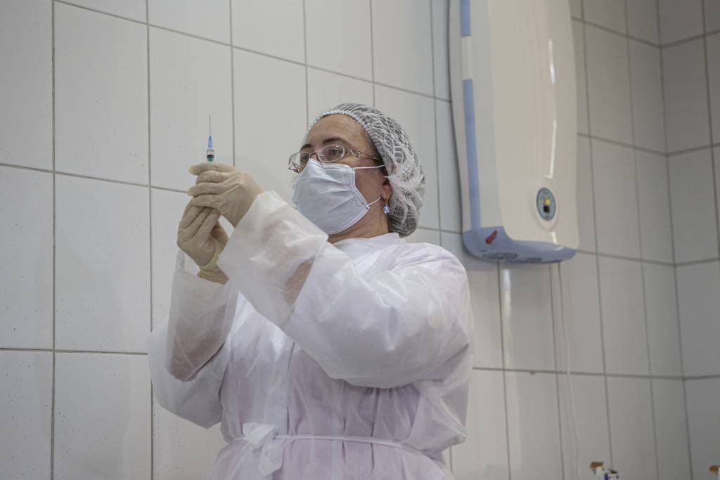 15일(현지시간) 러시아 모스크바에서 한 의료 관계자가 실험용 스푸트니크 V 코로나바이러스 백신 투약 준비를 하고 있다. 러시아 보건 당국은 위약 조절(placebo-control)이 가능한 4만 명의 무작위 지원자들을 대상으로 이 백신에 대한 시험에 착수했다고 밝혔다. 러시아의 코로나19 누적 확진자 수는 107만3849명, 사망자는 1만8785명으로 집계됐다. 2020.09.16./사진=[모스크바=AP/뉴시스]