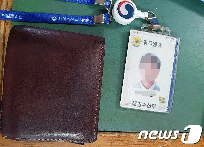 소연평도 인근 해상에서 실종됐던 해양수산부 소속 어업지도선 공무원이 북한군의 총을 맞고 사망한 사건이 발생한 가운데 사망한 공무원의 친형이 25일 동생의 월북 가능성에 의문을 제기하며 어업지도선에 남겨진 공무원증 사진을 공개했다. (실종 공무원 형 이래진 씨 제공) 2020.9.25/뉴스1