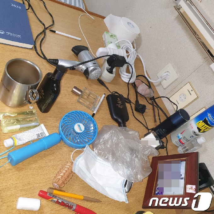 소연평도 인근 해상에서 실종됐던 해양수산부 소속 어업지도선 공무원이 북한군에 피격 사망해 충격을 주는 가운데 25일 사망한 공무원의 친형이 동생의 월북 가능성에 의문을 제기했다. 사진은 어업지도선 무궁화10호에서 촬영된 선실. (실종 공무원 형 이래진 씨 제공) 2020.9.25/뉴스1