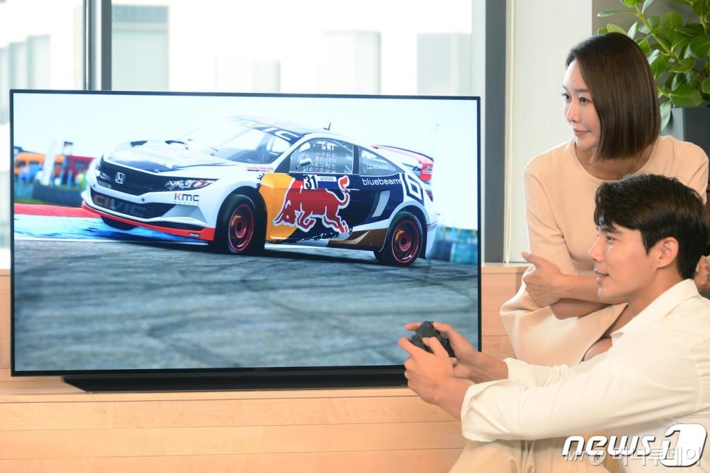 LG전자는 지난 7월24일 중형 크기인 48형 OLED(유기발광다이오드) TV(모델명 48CX)를 오는 25일부터 온라인 오픈마켓 11번가에서 예약판매를 시작한다고 밝혔다. /사진=뉴스1