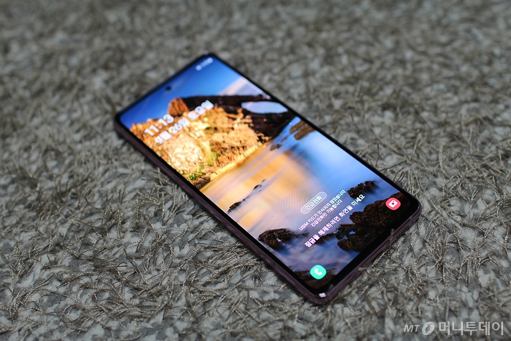 갤럭시S20 FE 라벤더 전면 모습. /사진=박효주