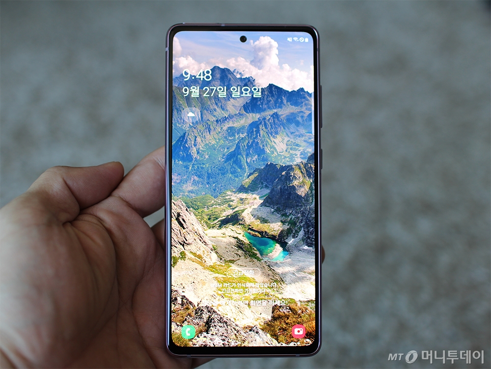 갤럭시S20 FE 라벤더 전면 모습. 위아래 베젤이 살짝 두껍다. /사진=박효주