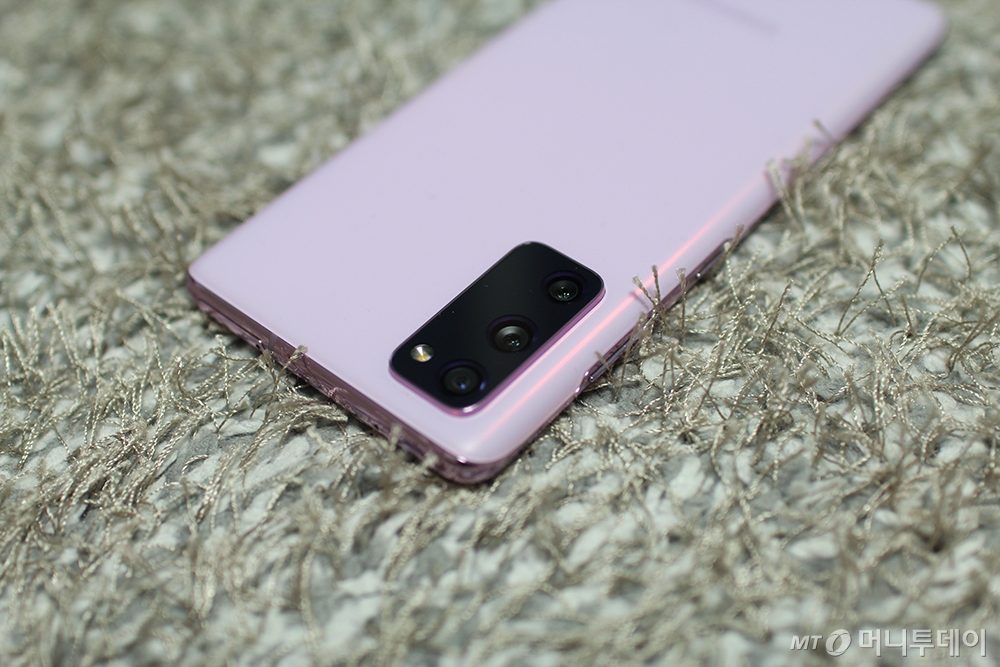 갤럭시S20 FE 라벤더 후면 모습. /사진=박효주