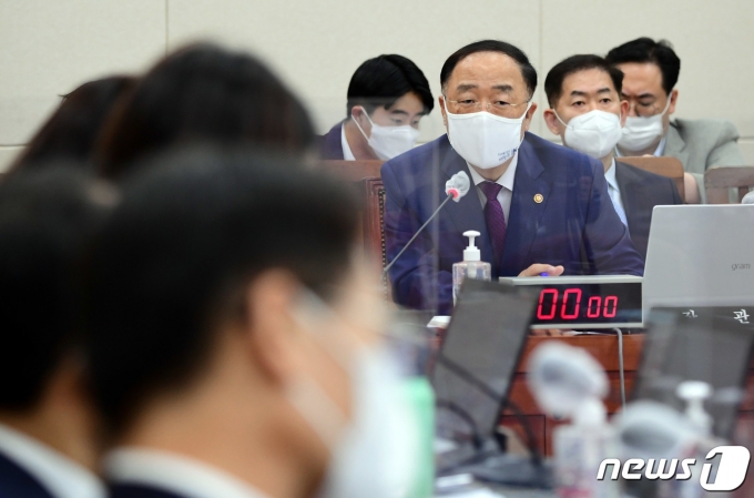 홍남기 부총리 겸 기획재정부 장관이 21일 오후 서울 여의도 국회에서 열린 기획재정위원회 전체회의에서 의원들의 질의에 답하고 있다. /사진=뉴스1