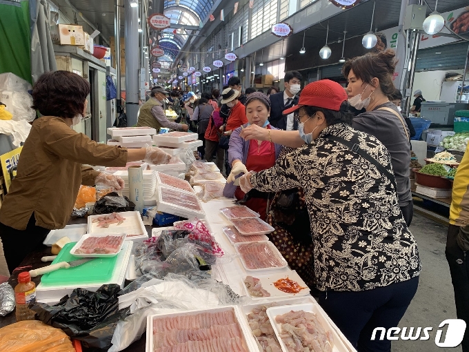 추석을 나흘 앞둔 27일 오전 광주 북구 말바우시장이 손님들이 늘어나며 활기를 띠고 있다. © News1 정다움 기자