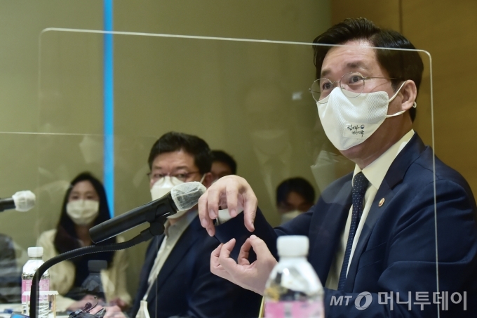 경쟁력 강화를 위한 '바이오소부장 연대협력 협의체' 발대식이 24일 서울 여의도 메리어트호텔에서 진행됐다.이날 발대식에는 성윤모 산업통상자원부 장관, 정양호 한국산업기술평가관리원장, 서정선 한국바이오협회장, 서정진 셀트리온 회장, 김태한 삼성바이오로직스 대표 등이 참석해 개회사 및 축사·격려사, 바이오 소부장 연대협력 추진전략 발표, 서명식, 기념촬영 순으로 진행됐다.'바이오 연대협력 협의체'는 정부가 새로 마련한 '연대·협력 산업전략'에 따라 추진된 첫 번째 사례로 셀트리온, 삼성바이오로직스 등 바이오 소부장 수요기업사와 아미코젠, 동신관 유리공업, 에코니티, 제이오텍 등 공급기업사가 참여하며, 한국바이오협회와 산업기술평가관리원이 협의체 운영을 지원한다. / 사진=머니S 임한별 기자