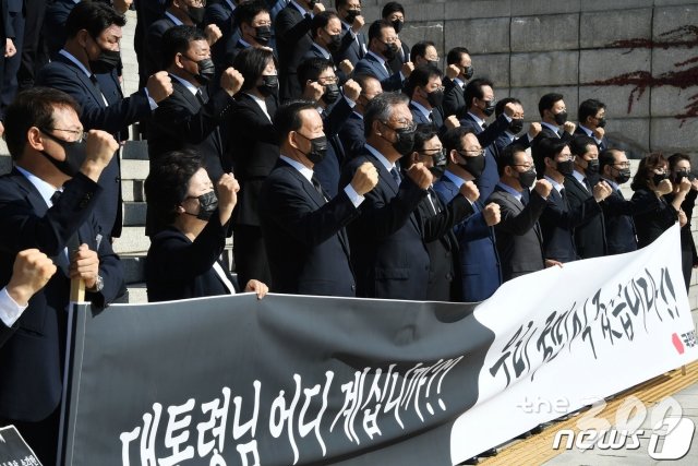(서울=뉴스1) 박세연 기자 = 국민의힘 주호영 원내대표가 소속 의원들이 28일 국회 본청 앞에서  북한의 우리 국민 학살 만행 규탄 긴급의원총회를 열고 구호를 외치고 있다. 2020.9.28/뉴스1