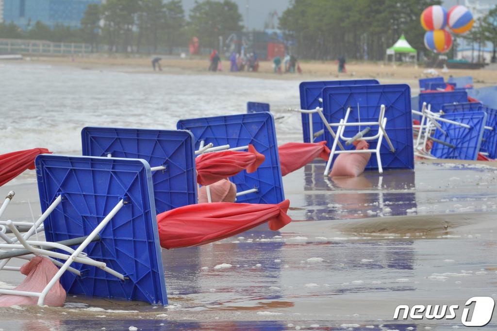 경북 포항시 북구 영일대해수욕장 백사장에 세워져 있던 파라솔들이 너울성 파도에 휩쓸려 넘어져 있다. /사진=뉴스1
