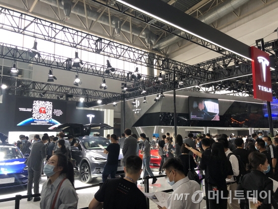 9월28일 2020년 베이징 모터쇼 전시관 내부. 테슬라 전시관은 줄을 서야할 정도로 붐볐다./사진=김명룡