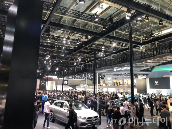 9월28일 2020년 베이징 모터쇼 전시관 내부. 벤츠 전시관은 수많은 사람들로 붐볐다./사진=김명룡