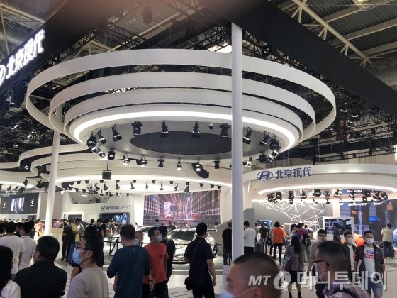 9월28일 2020년 베이징 모터쇼 전시관 내부. 현대차전시관엔 팰리세이드 등 신차에 대해 관람객들이 관심을 보였다./사진=김명룡