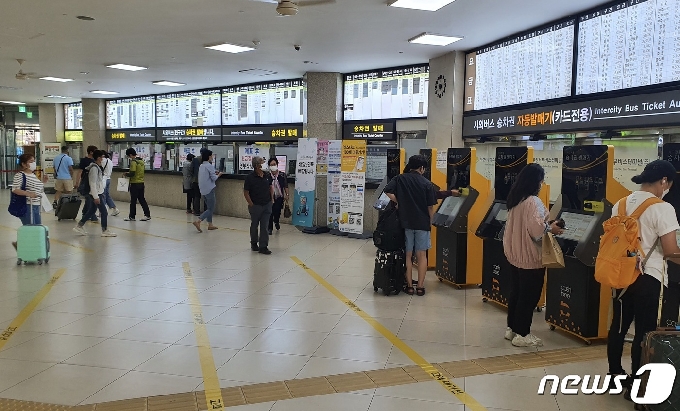 추석 연휴를 하루 앞둔 29일 낮 부산 사상시외버스터미널에 귀성객들이 자동발매기 앞에 서있다.2020.9.29/뉴스1© 노경민 기자