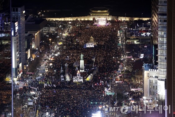박근혜 대통령 탄핵소추안 가결되고 하루 뒤인 10일 오후 시민들이 서울 광화문광장에서 모여 촛불집회를 하고 있다.2016.12.10/뉴스1