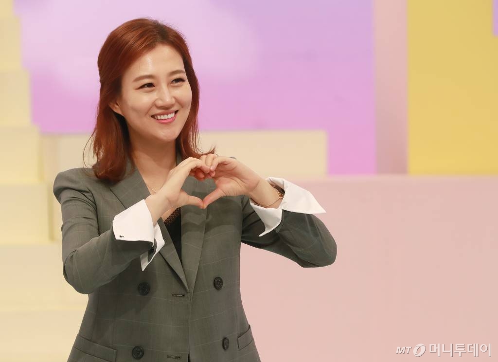 12일 오후 경기도 고양시 빛마루방송지원센터에서 공개된 E채널 '찐어른 미팅:사랑의 재개발' (연출 이지선) 녹화현장에서 MC 장윤정이 포즈를 취하고 있다. 중장년층 세대가 내숭과 필터 없이 새로운 인연을 찾는 3:3 리얼 어른 미팅 프로그램 ‘찐어른 미팅: 사랑의 재개발’ 은 매주 목요일 저녁 8시30분에 방송된다. / 사진=이동훈 기자 photoguy@