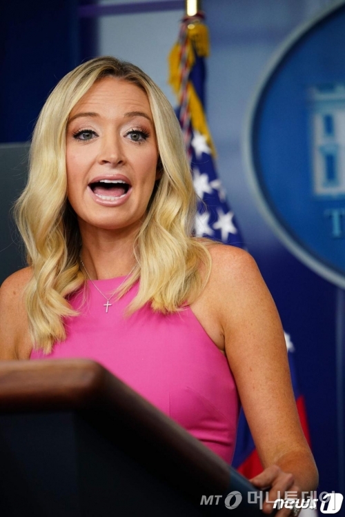 (워싱턴 AFP=뉴스1) 우동명 기자 = 케일리 매커내니 백악관 대변인이 9일(현지시간) 워싱턴 백악관의 브래디룸에서 브리핑을 하고 있다.  ⓒ AFP=뉴스1