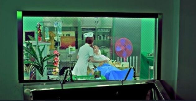 마마무 솔라가 뮤직비디오에서 간호사 복장을 입은 모습./사진=그룹 마마마 '음오아예' 뮤직비디오 캡처