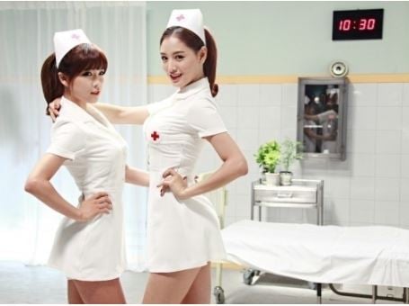 그룹 레인보우 출신 조현영, 김재경이 과거 뮤직비디오에서 간호사 복장을 입은 모습./사진=A-Jax '미쳐가' 티저 영상 캡처