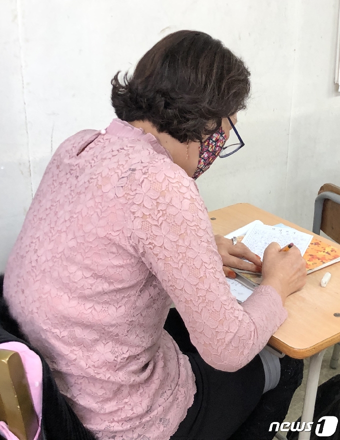 574돌 한글날을 하루 앞둔 8일 오후 광주 북구 희망학교에 한글을 배우고자 모인 10여명의 할머니들이 국어교사의 설명에 맞춰 받아쓰기를 하고있다.2020.10.8 /뉴스1 © News1 이수민 수습기자