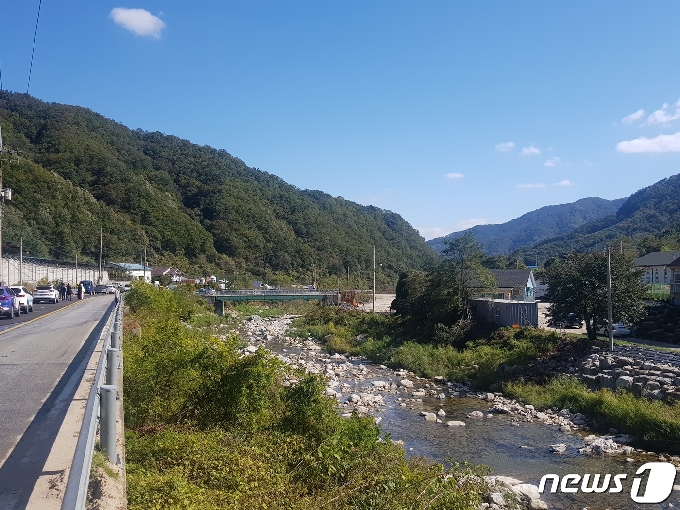 9일 아프리카돼지열병(ASF)이 발생한 강원 화천 상서면 한 양돈농장 주변으로 해발 800m 넘는 고산들이 줄지어 있다.© 뉴스1