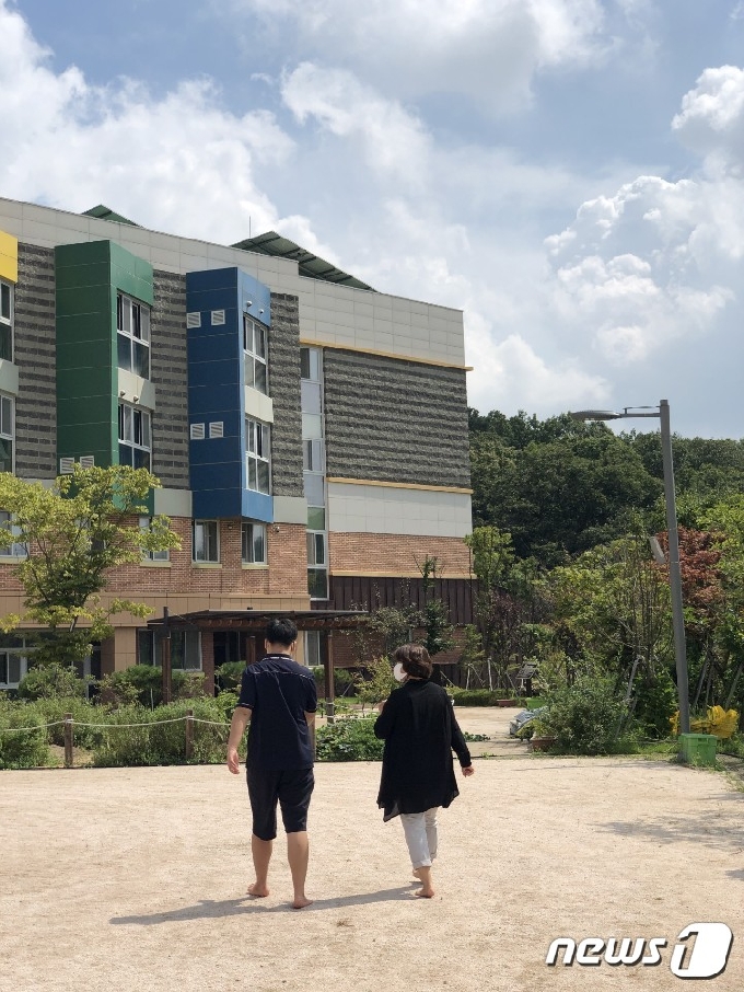 학생과 교정을 맨발로 걸으며 대화하는 장은주 교장. /© 뉴스1