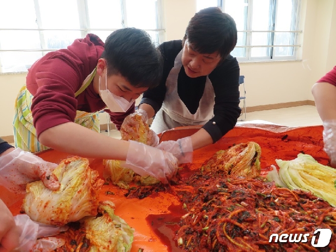 장은주 교장이 학생들과 김장체험교육을 하는 모습. /© 뉴스1