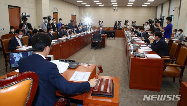 윤후덕 기획재정위원회 위원장을 대신해 위원장 석에 앉아 회의를 진행한 고용진 더불어민주당 간사가 지난 8월13일 서울 여의도 국회에서 열린 기획재정위원회 전체회의에서 국세청장 후보로 지명된 김대지 국세청 차장의 인사청문회 실시계획서 채택의건을 상정하고 있다. / 사진제공=뉴시스