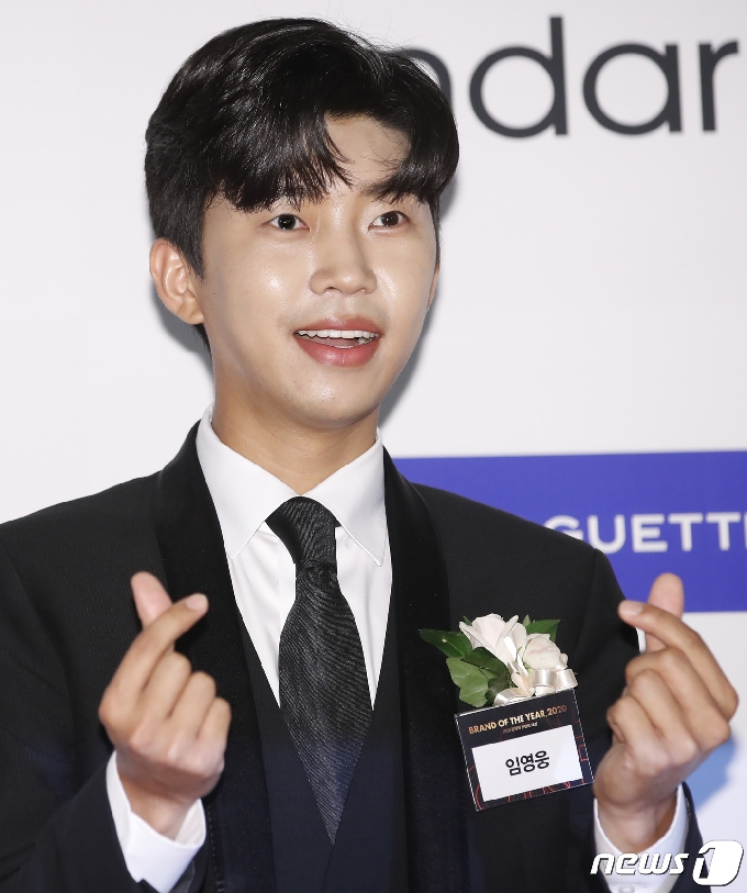 '미스터트롯' 임영웅이 12일 오후 서울 중구 신라호텔에서 열린 ‘2020 올해의 브랜드 대상’ 시상식에 참석해 하트를 그리고 있다. 2020.10.12/뉴스1 © News1 권현진 기자