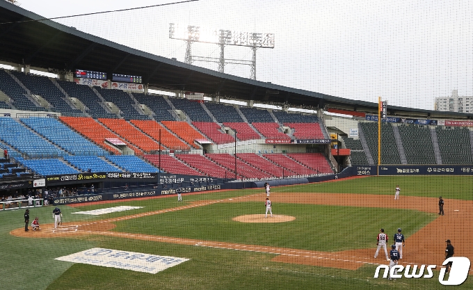 전국적 사회적 거리두기가 1단계로 하향 조정 발표된 11일 오후 서울 송파구 잠실야구장에서 열린 '2020 프로야구 신한은행 SOL KBO리그' NC다이노스와 LG트윈스의 경기가 진행되고 있다. 2020.10.11 /뉴스1 © News1 송원영 기자