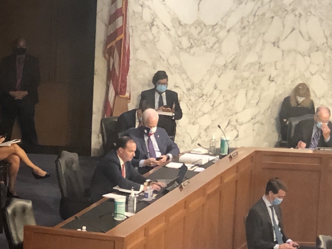 마스크를 벗고 있는 리 의원 - CNN 갈무리