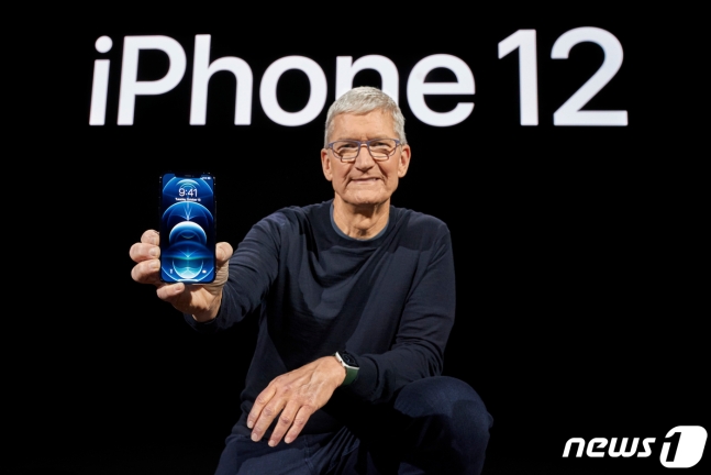 팀 쿡 애플 최고경영자가 13일 아이폰12를 선보이고 있다./ ⓒ AFP=뉴스1