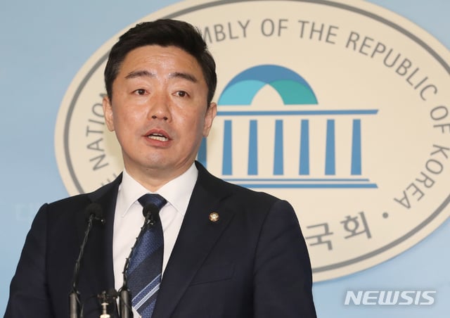 [서울=뉴시스]김명원 기자 = 강훈식 더불어민주당 수석대변인이 9일 서울 여의도 국회 정론관에서 "민주당은 오늘부터 코로나19와의 전쟁을 선포한다"며 "미래선대위의 활동을 중단하고 당 재난안전위를 확대한 코로나국난극복위를 중심으로 당력 집중키로 했다"고 밝혔다.  2020.03.09.   kmx1105@newsis.com