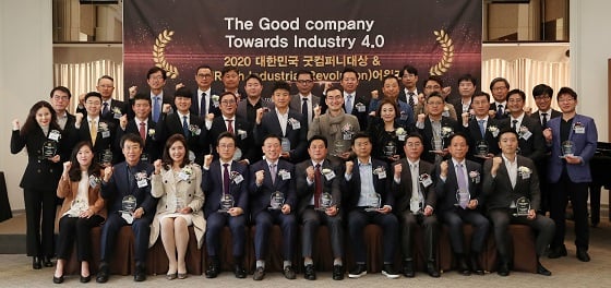 20일 서울 중구 프레스센터에서 열린 '2020 제6회 대한민국 굿컴퍼니대상' 및 '4IR Awards'에서 수상 업체 대표자들이 기념 촬영 중이다/사진=김휘선 기자 hwijpg@