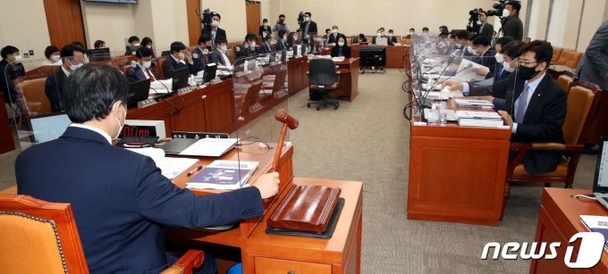 윤후덕 기획재정위원장이 14일 오전 서울 여의도 국회에서 열린 기획재정위원회의 관세청·조달청·통계청에 대한 국정감사에서 의사봉을 두드리고 있다. 2020.10.14/뉴스1
