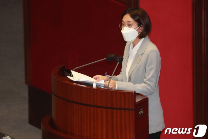 장혜영 정의당 의원이 지난달 서울 여의도 국회에서 열린 본회의에서 4차 추가경정예산안 처리에 앞서 토론을 하고 있다. /사진=뉴스1