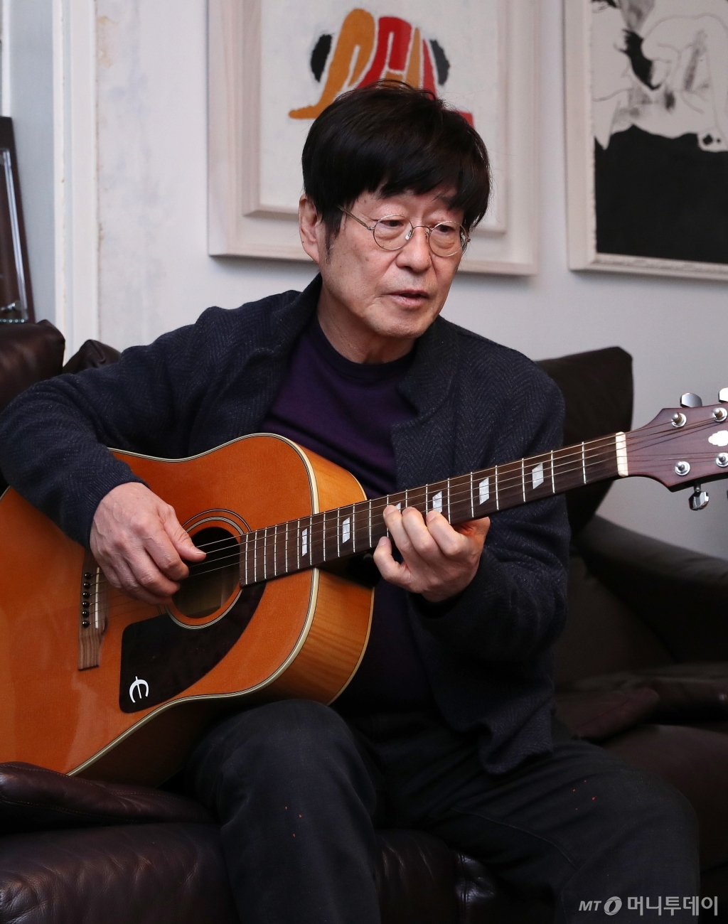 솔로 음반 수록곡 '시간'에 쓰인 코드 진행이 이색적이라고 하자, 김창완이 직접 시범을 보이며 "사랑의 어느 순간에 가슴이 철렁하는 느낌을 그리고 싶었다"고 했다. /사진=김휘선 기자